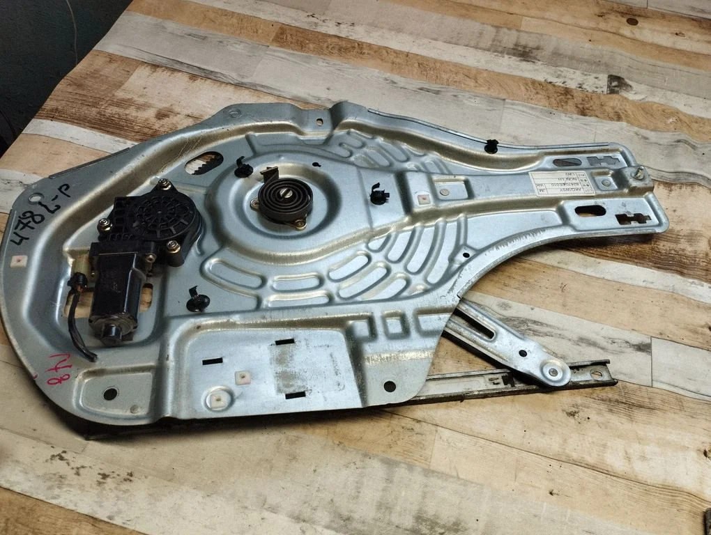 Front door window regulator with motor 824702E010