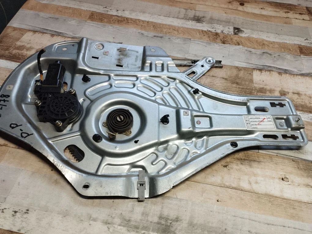 Front door window regulator with motor 824802E010