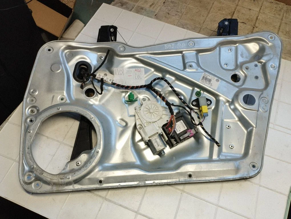 Front door window regulator with motor – Volkswagen Tiguan (2007-2016)