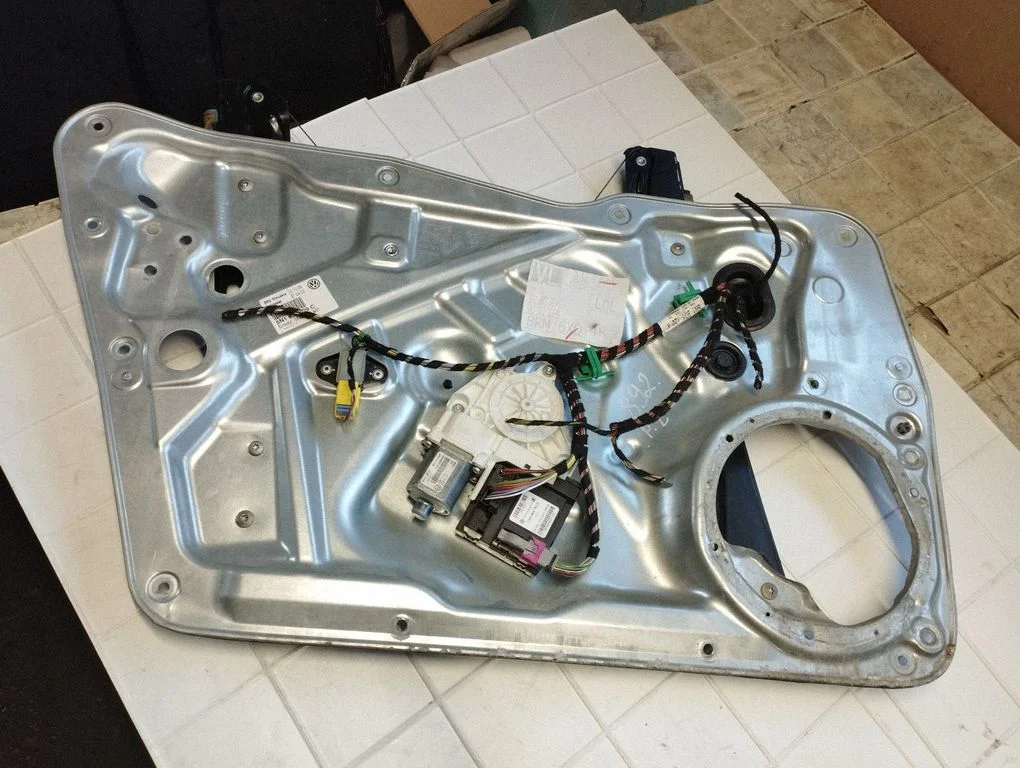 Front door window regulator with motor – Volkswagen Tiguan (2007-2016)