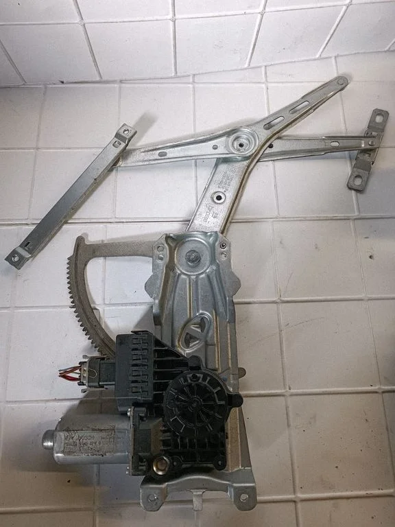 Front door window regulator with motor A330013100417