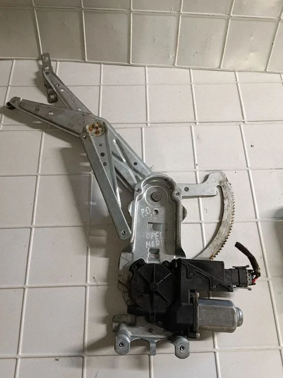 Front door window regulator with motor 93362662