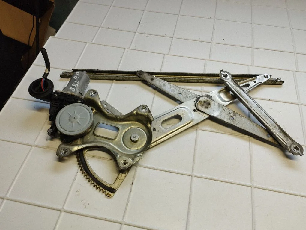 Front door window regulator with motor – front right