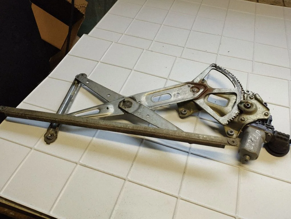 Front door window regulator with motor – front left