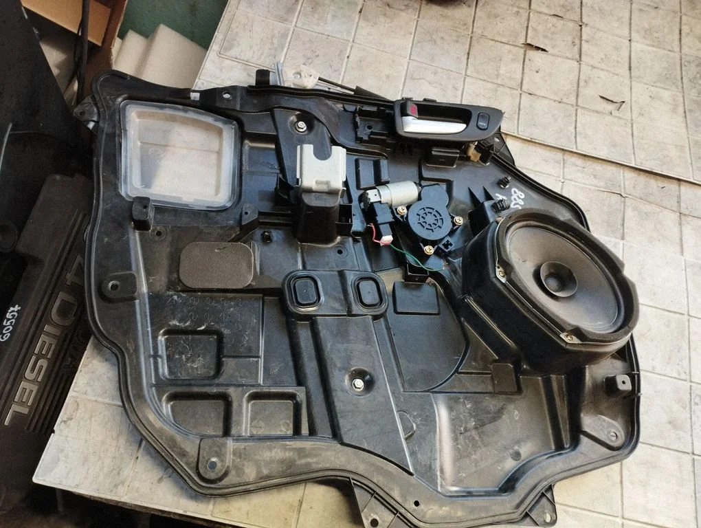 Front door window regulator with motor C23559973