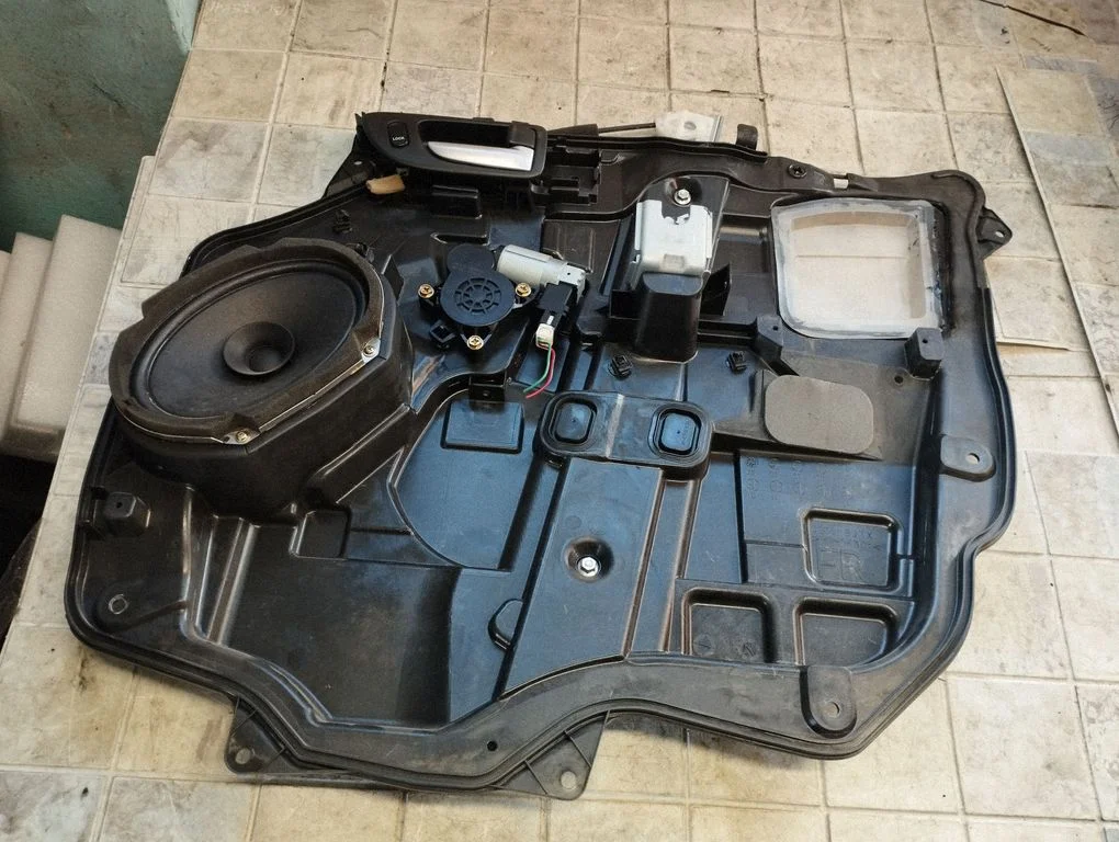 Front door window regulator with motor C23558973