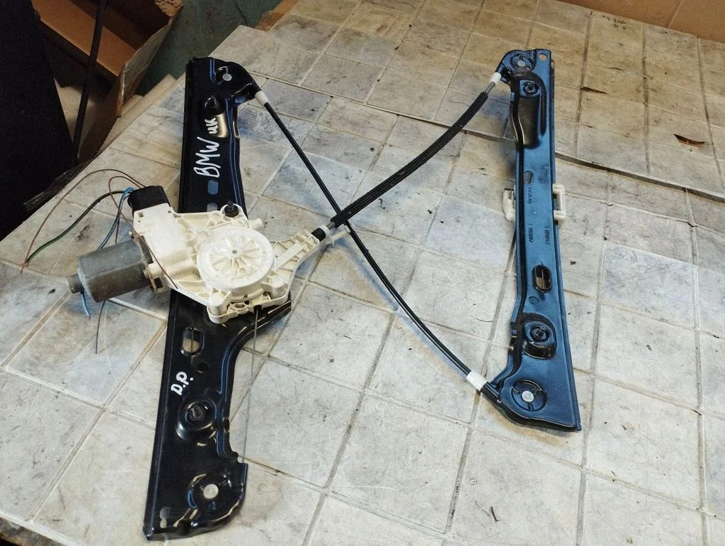 Front door window regulator with motor – BMW 3 Series E90 E91 (2005-2012)
