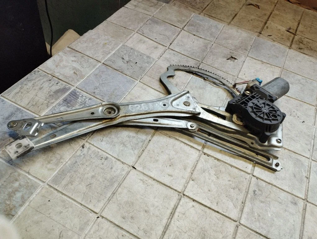 Front door window regulator with motor 990407101