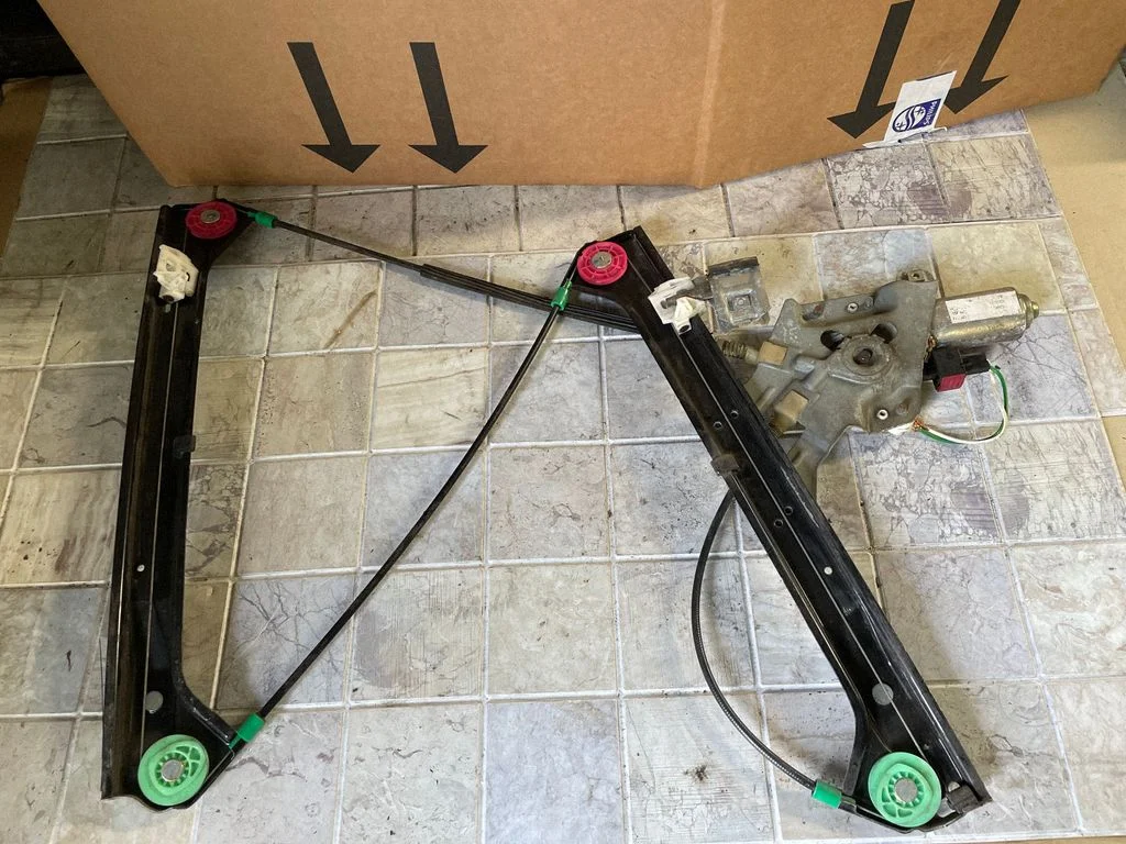 Front door window regulator with motor – front right