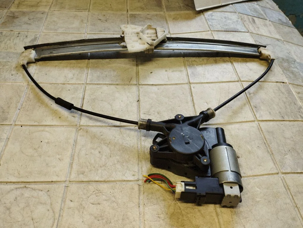 Front door window regulator with motor GJ6A5858X