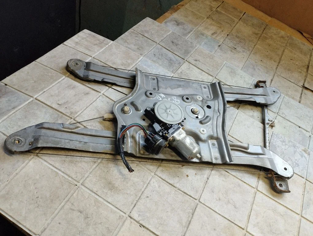 Front door window regulator with motor – front left