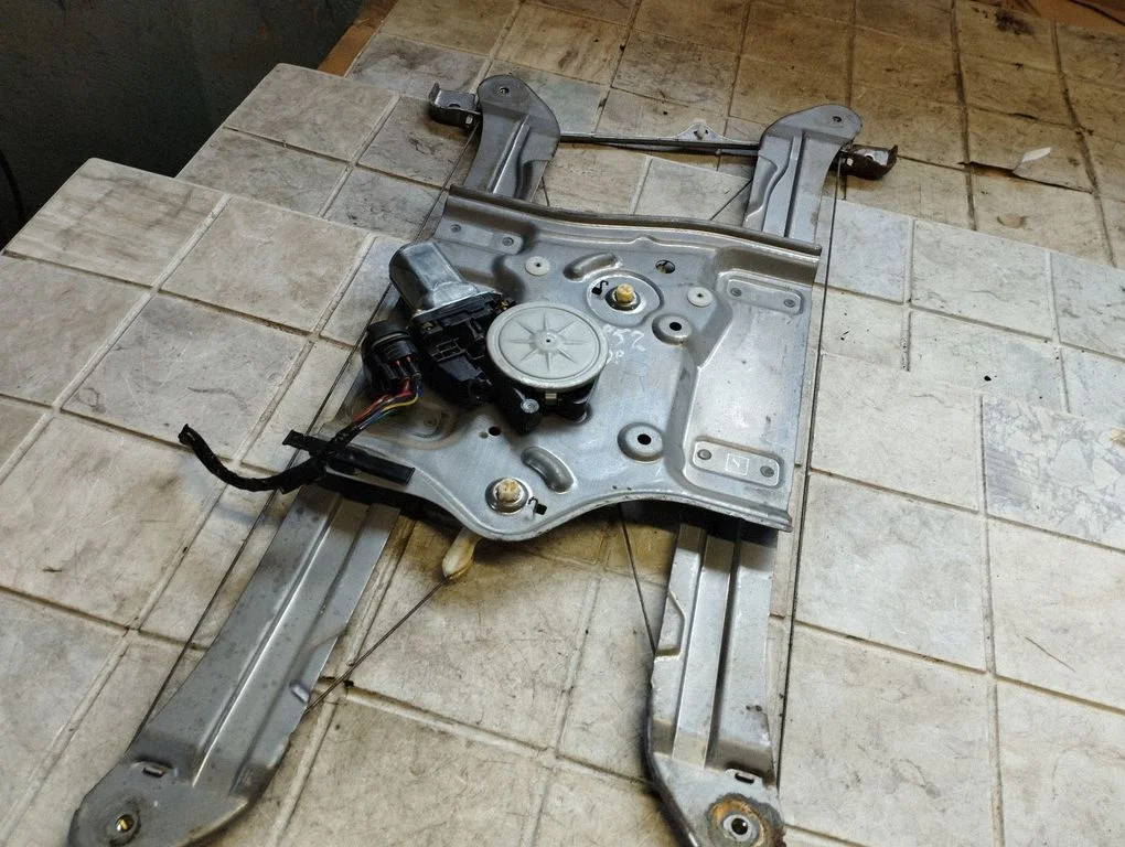 Front door window regulator with motor – front right