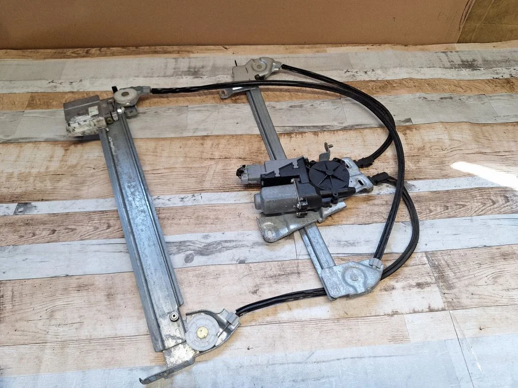 Front door window regulator with motor – front right
