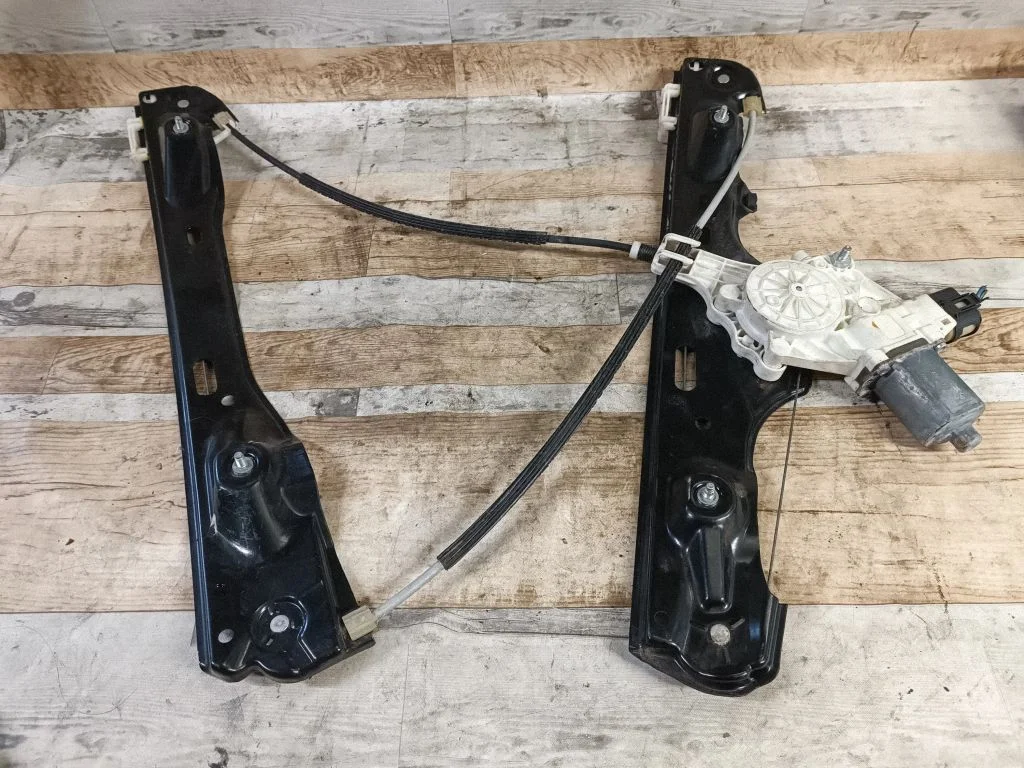 Front door window regulator with motor 2990293