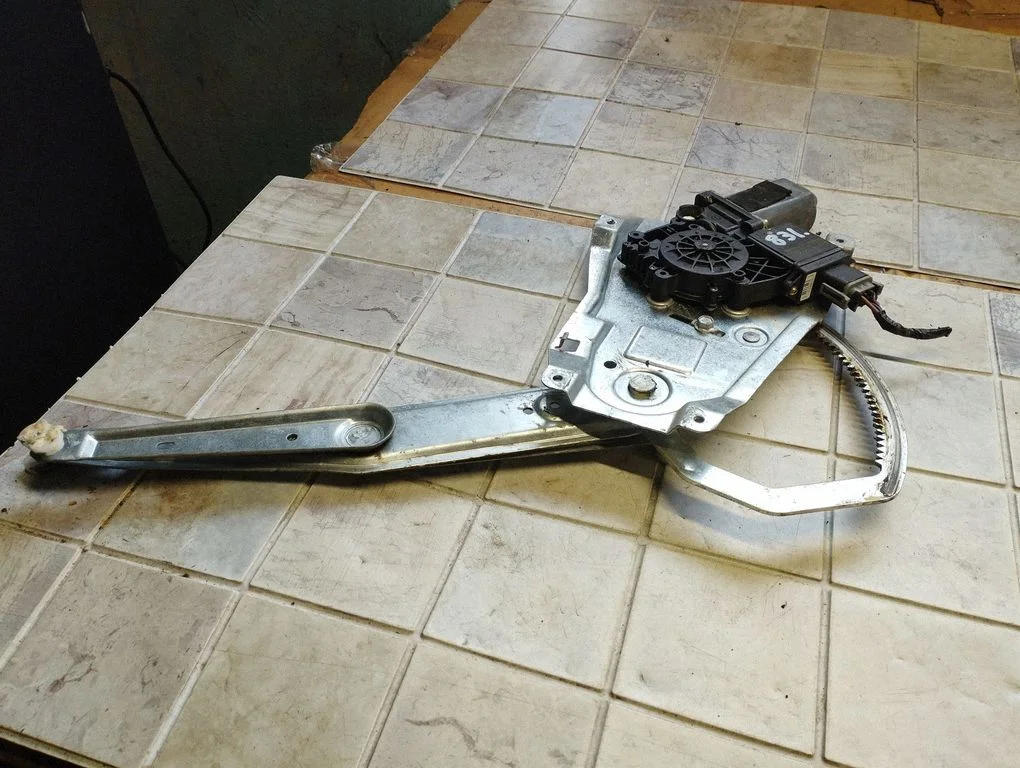 Front door window regulator with motor 90520247