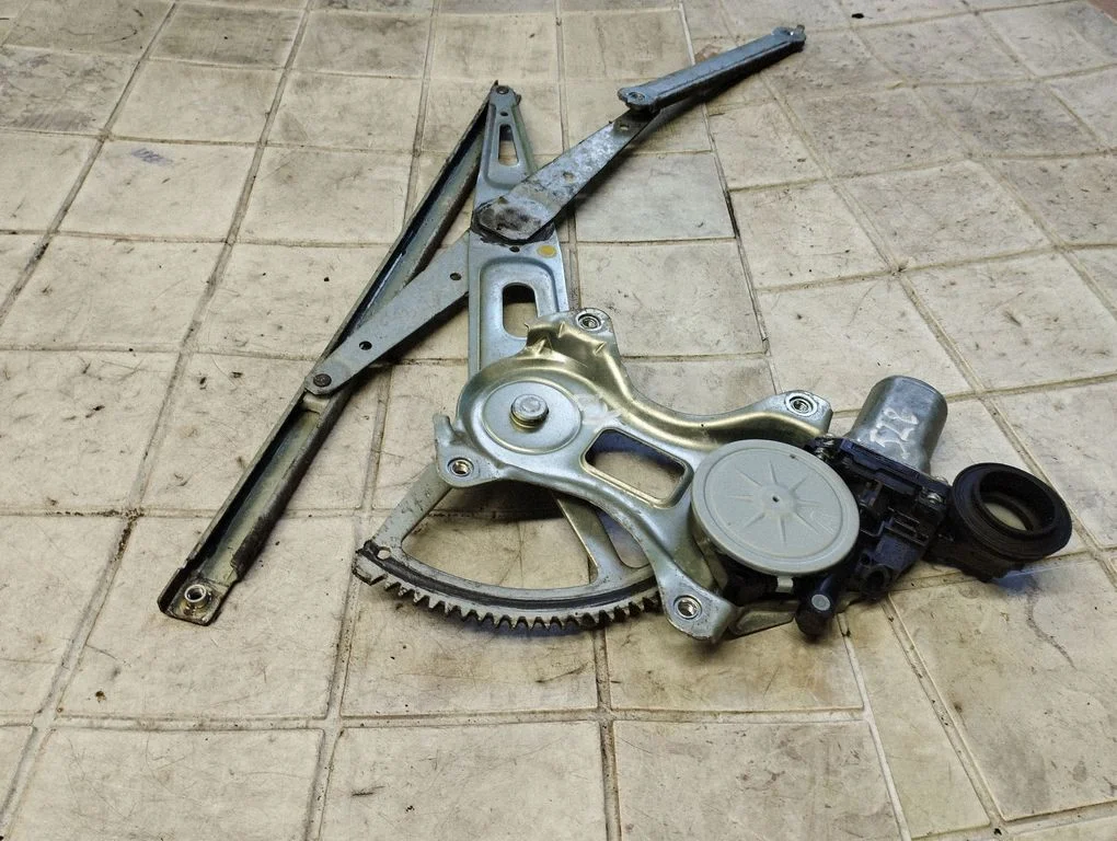 Front door window regulator with motor 8572058010