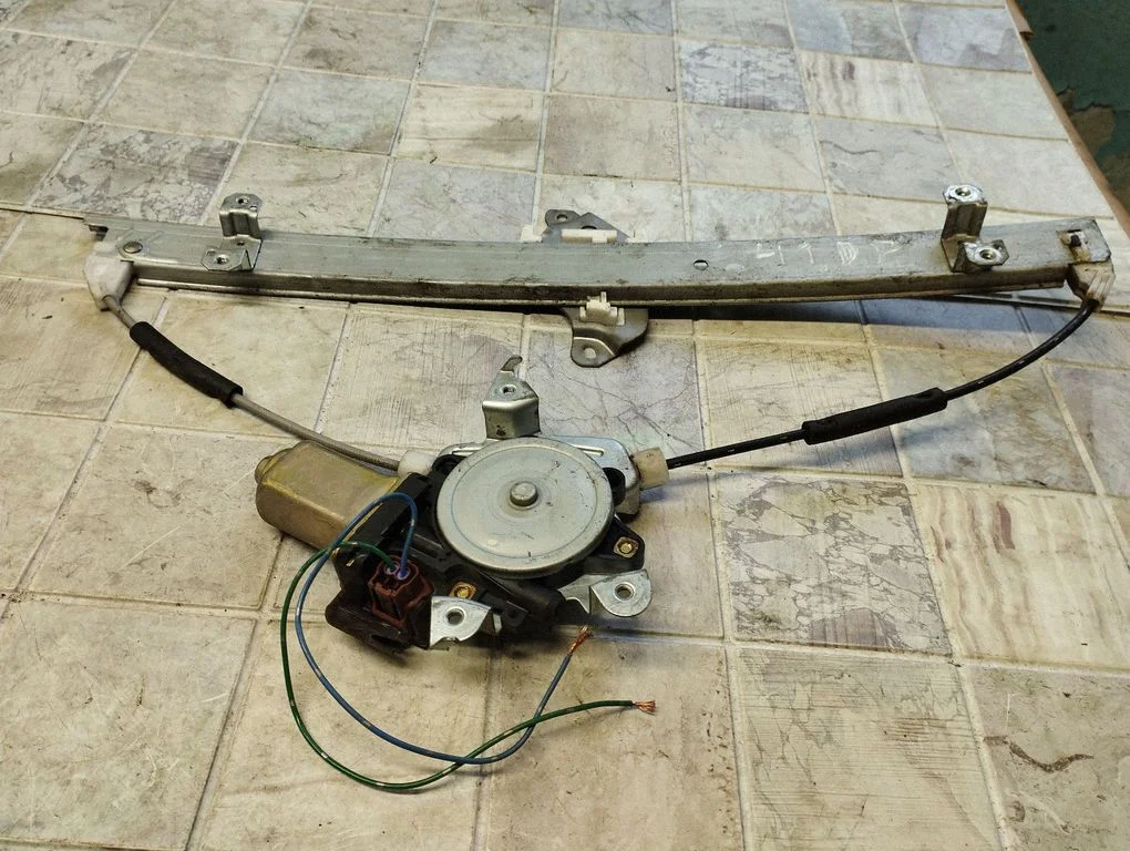 Front door window regulator with motor – Nissan X-Trail T30 (2001-2007)