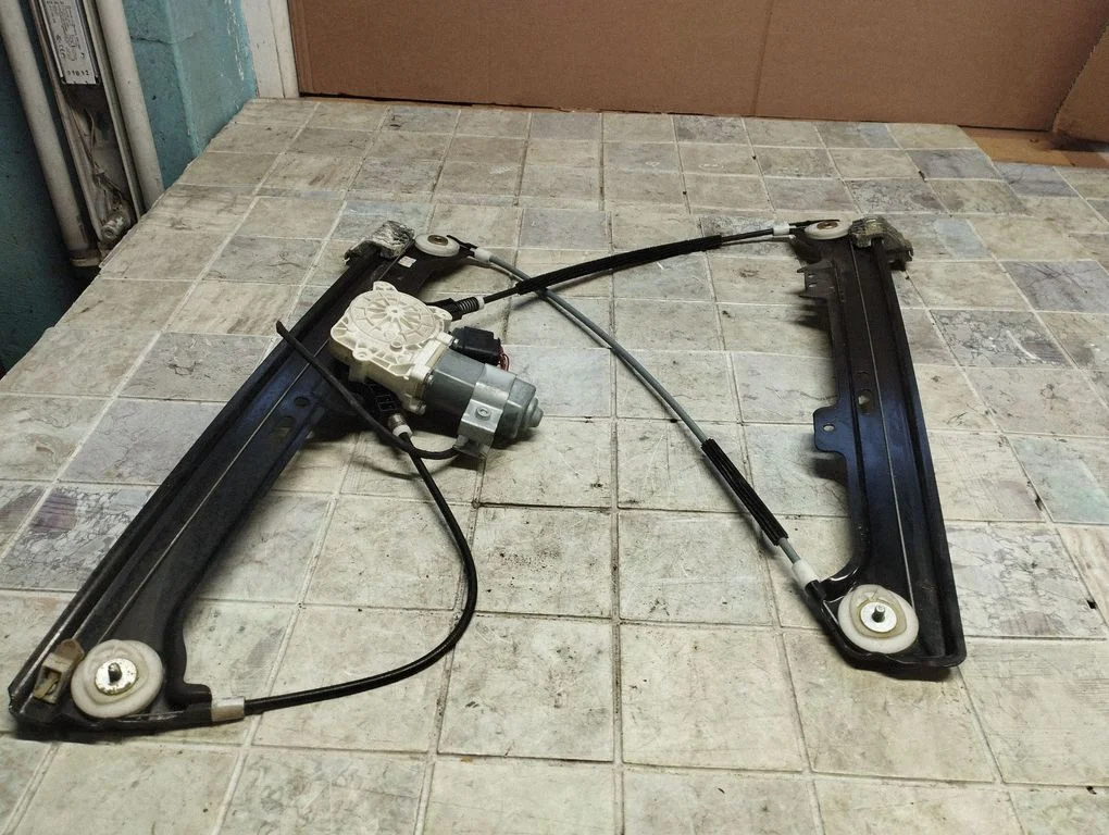 Front door window regulator with motor 6922267