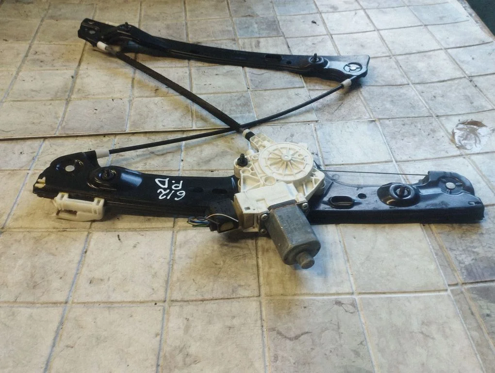 Front door window regulator with motor – BMW 3 Series E90 E91 (2005-2012)