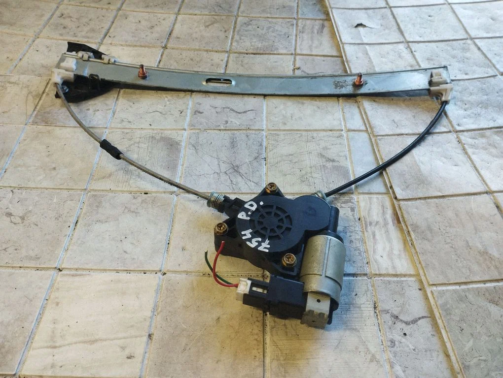 Front door window regulator with motor GJ6A5858X