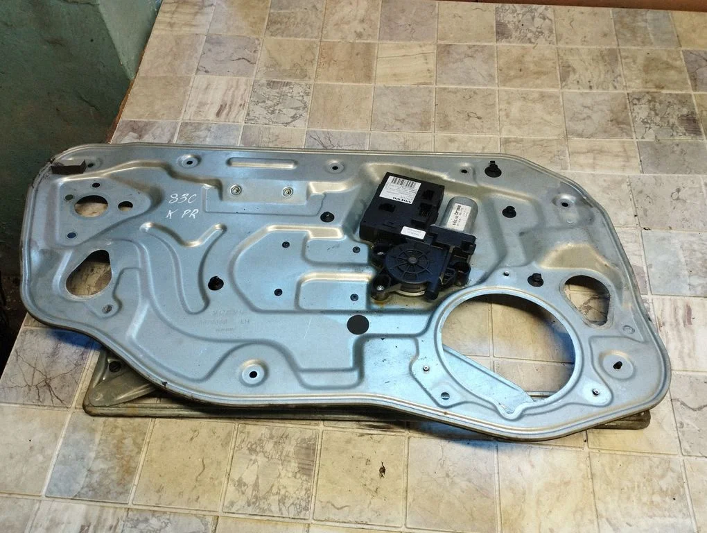 Front door window regulator with motor – Volvo V50 (2004-2007)