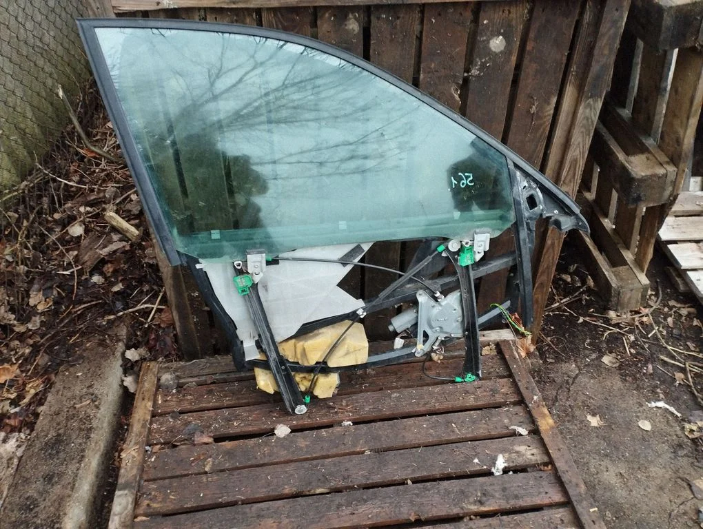 Esiukse elektriline aknatõstuk mootoriga – Audi A4 S4 B5 8D (1999-2000)