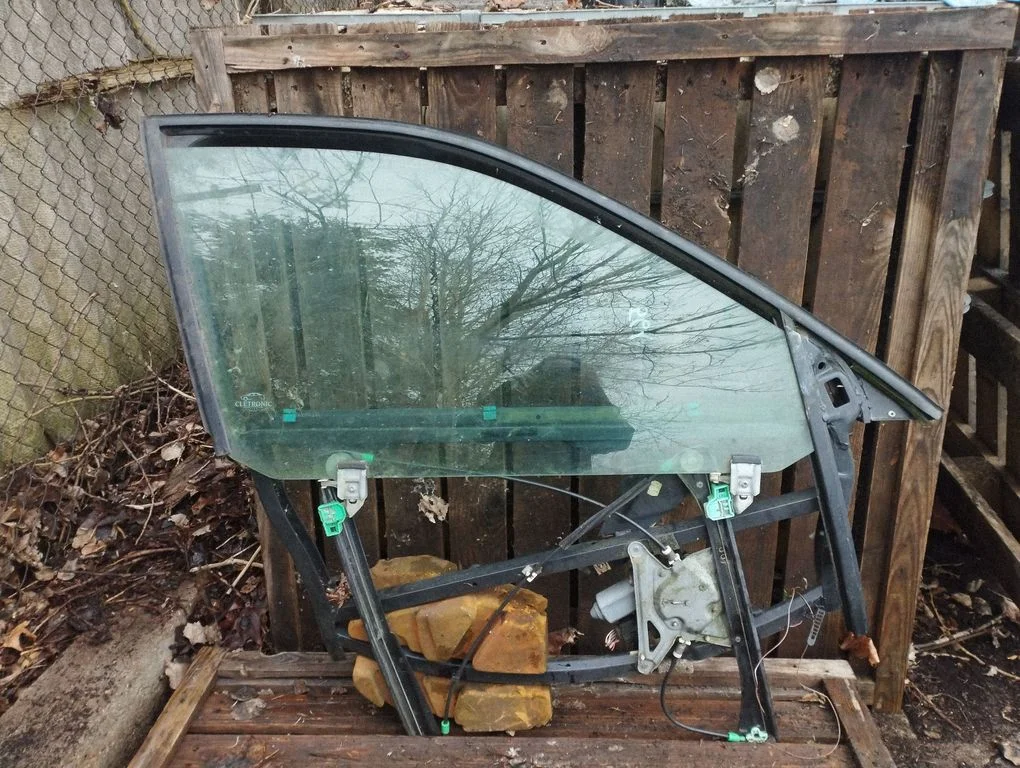 Esiukse elektriline aknatõstuk mootoriga – Audi A4 S4 B5 8D (1999-2000)