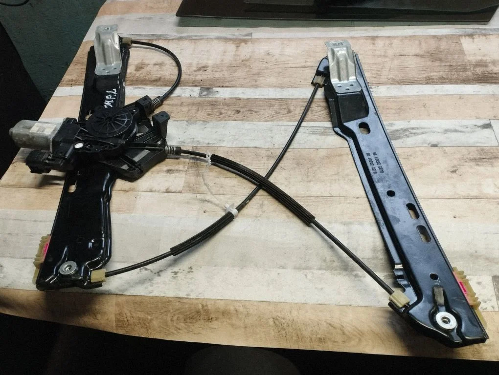 Front door window regulator with motor 918956102