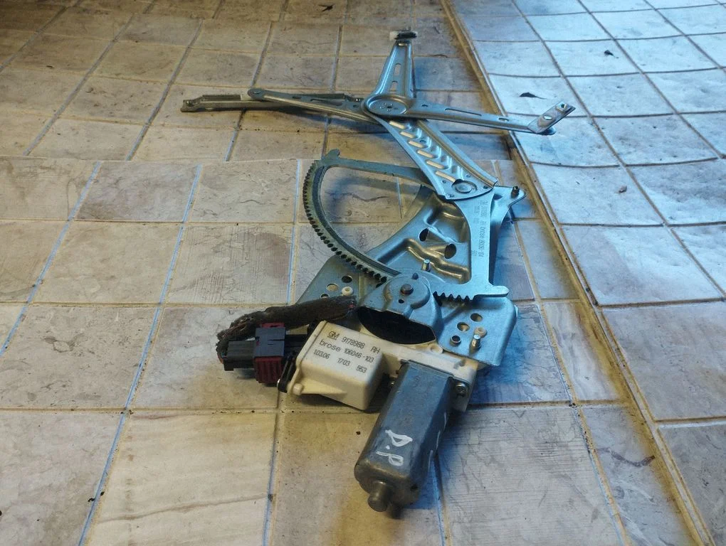 Front door window regulator with motor 9178988
