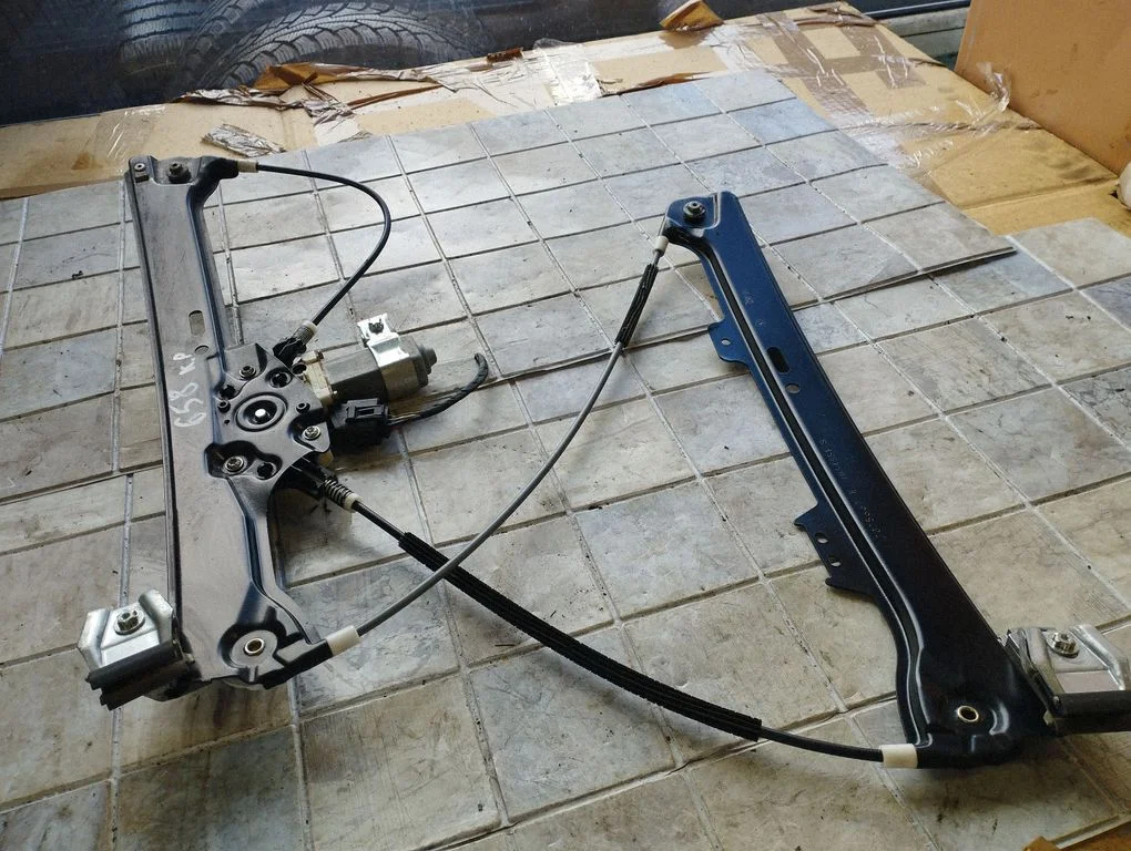 Front door window regulator with motor 7075669