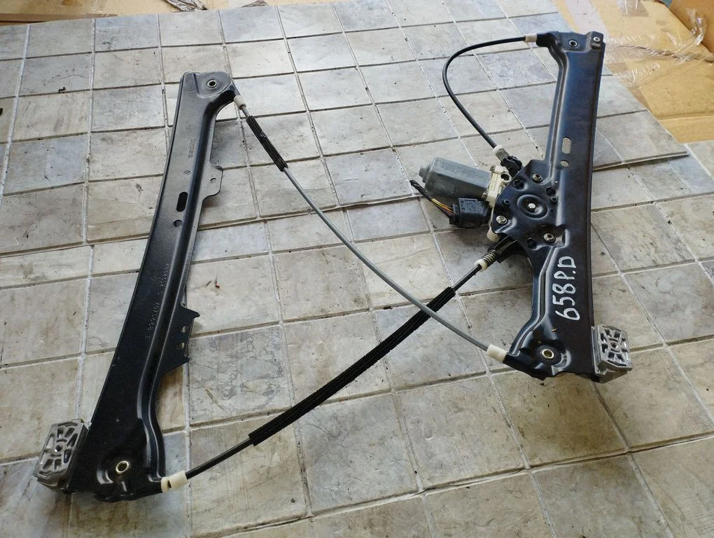 Front door window regulator with motor 7075668E