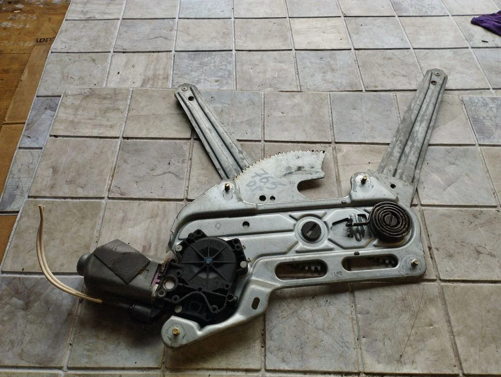 Front door window regulator with motor – front right