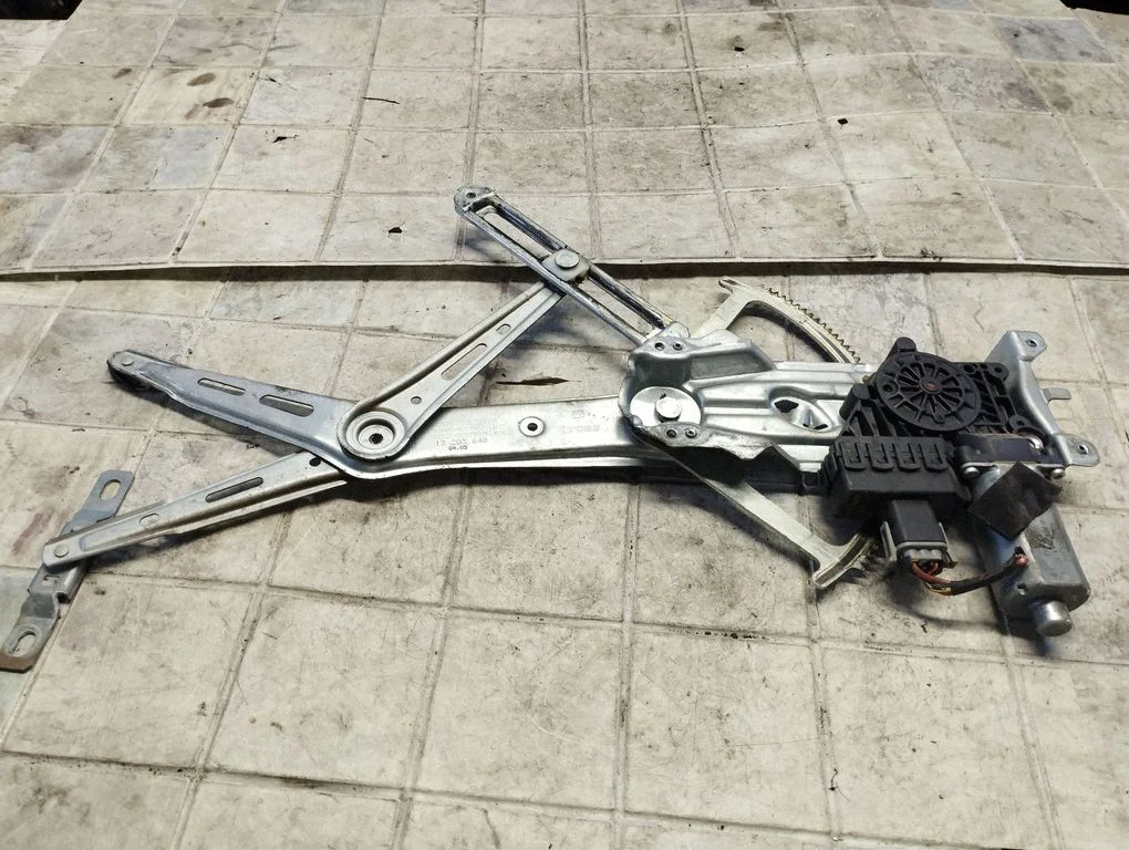 Priekšējā el. loga pacēlāja mehānisma komplekts A337013132220