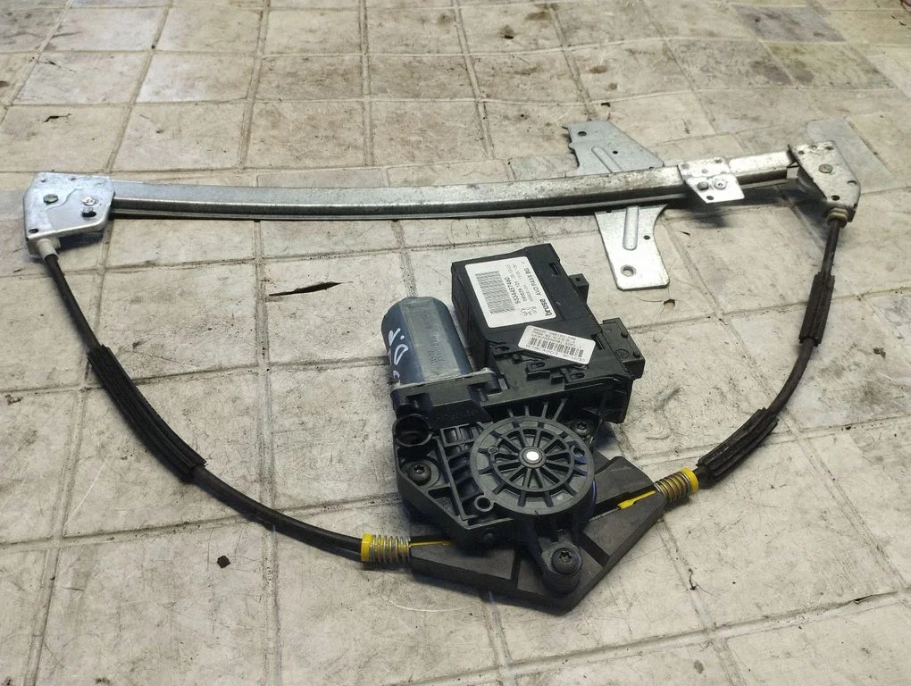 Esiukse elektriline aknatõstuk mootoriga – Peugeot 307 (2001-2005)