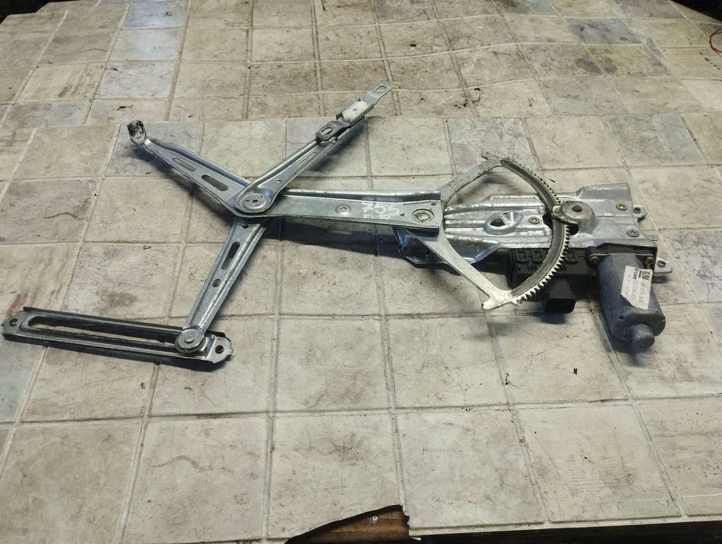 Front door window regulator with motor 90579356