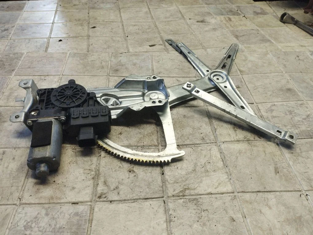 Priekšējā el. loga pacēlāja mehānisma komplekts A330013100418RH
