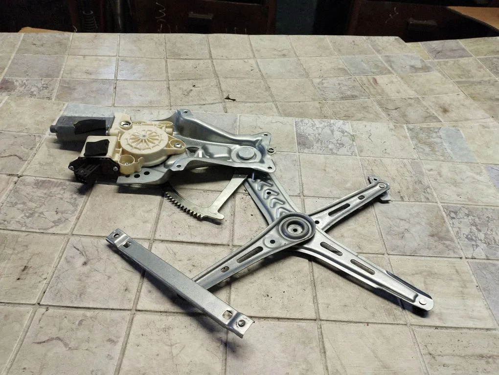 Front door window regulator with motor 9178986