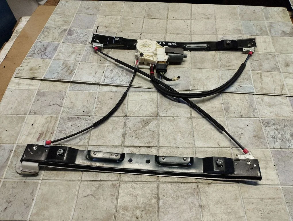 Podnośnik szyby przedniej z silniczkiem 6M21U23201