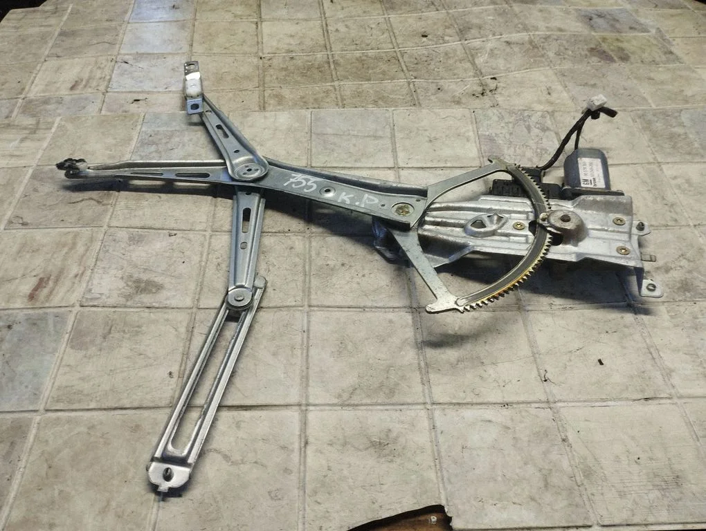 Front door window regulator with motor 90579355