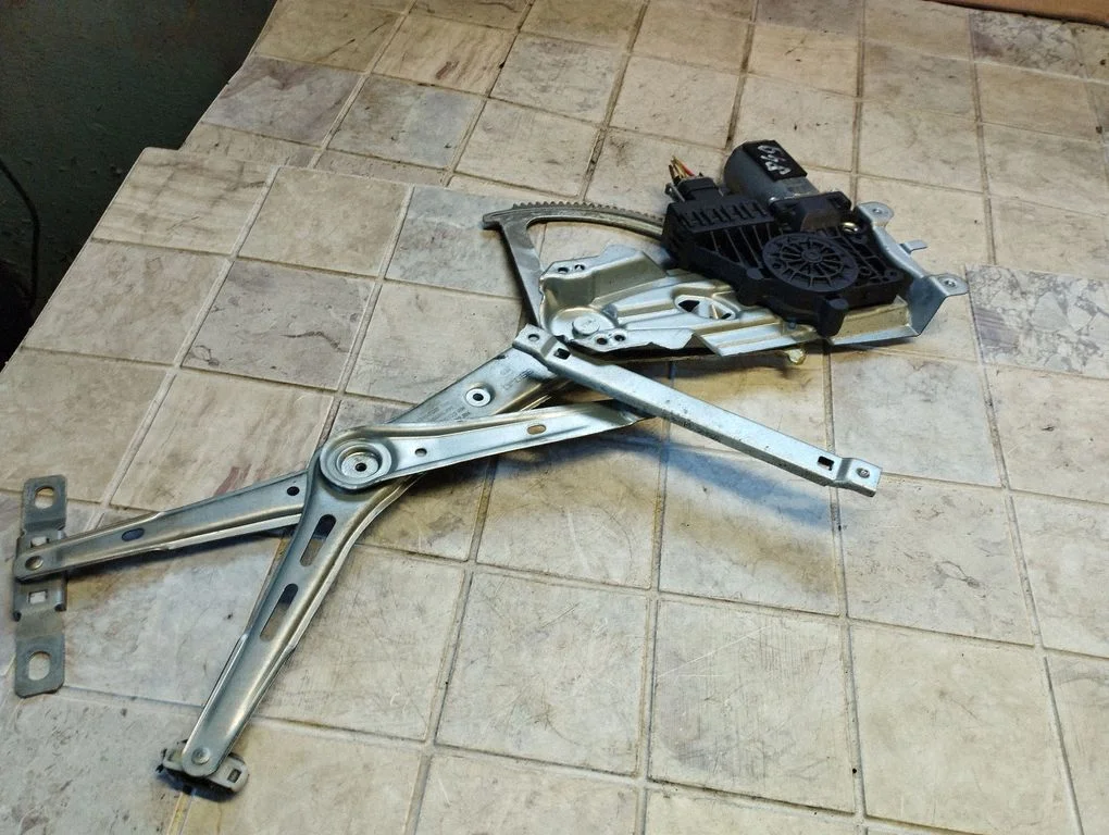 Priekšējā el. loga pacēlāja mehānisma komplekts – Opel Astra H (2004-2012)