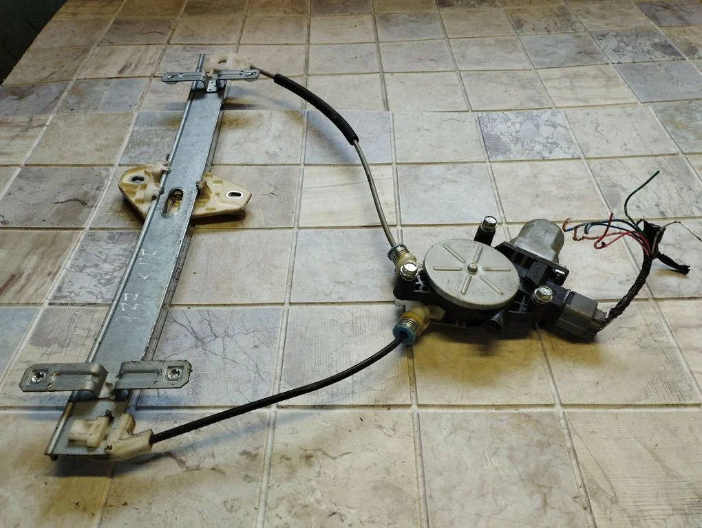 Front door window regulator with motor – front left