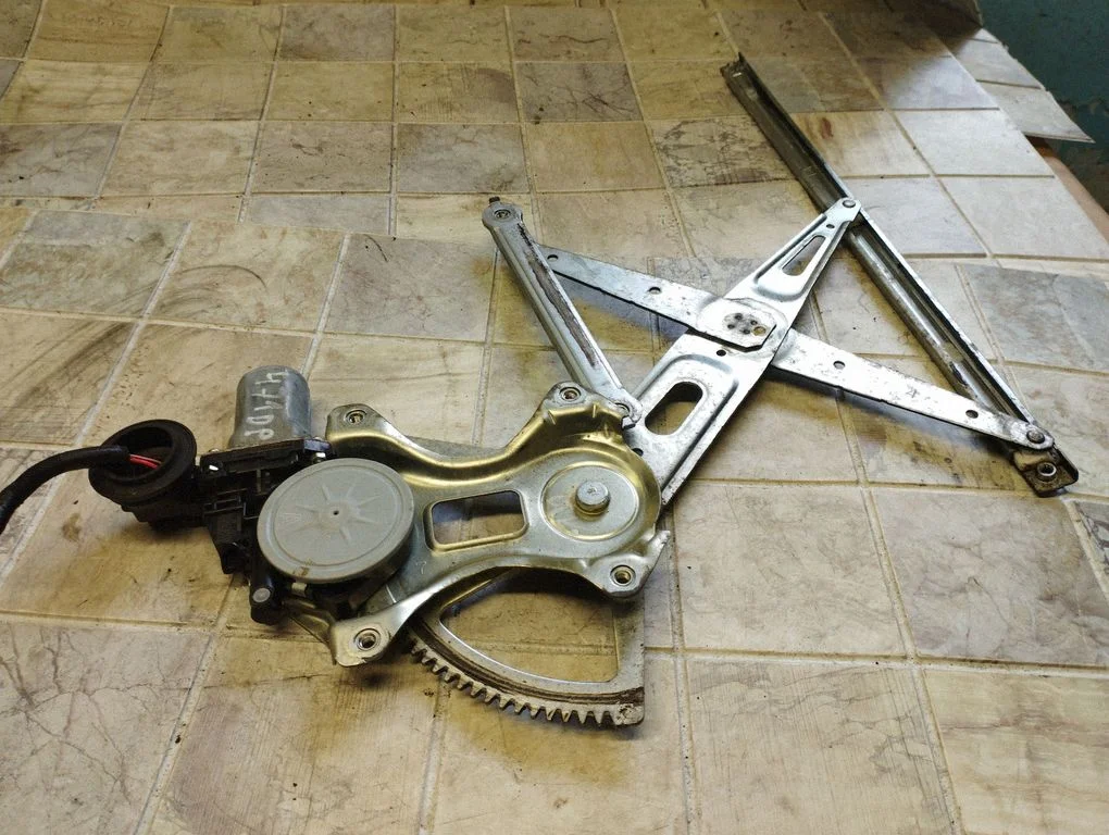 Front door window regulator with motor 8571058010