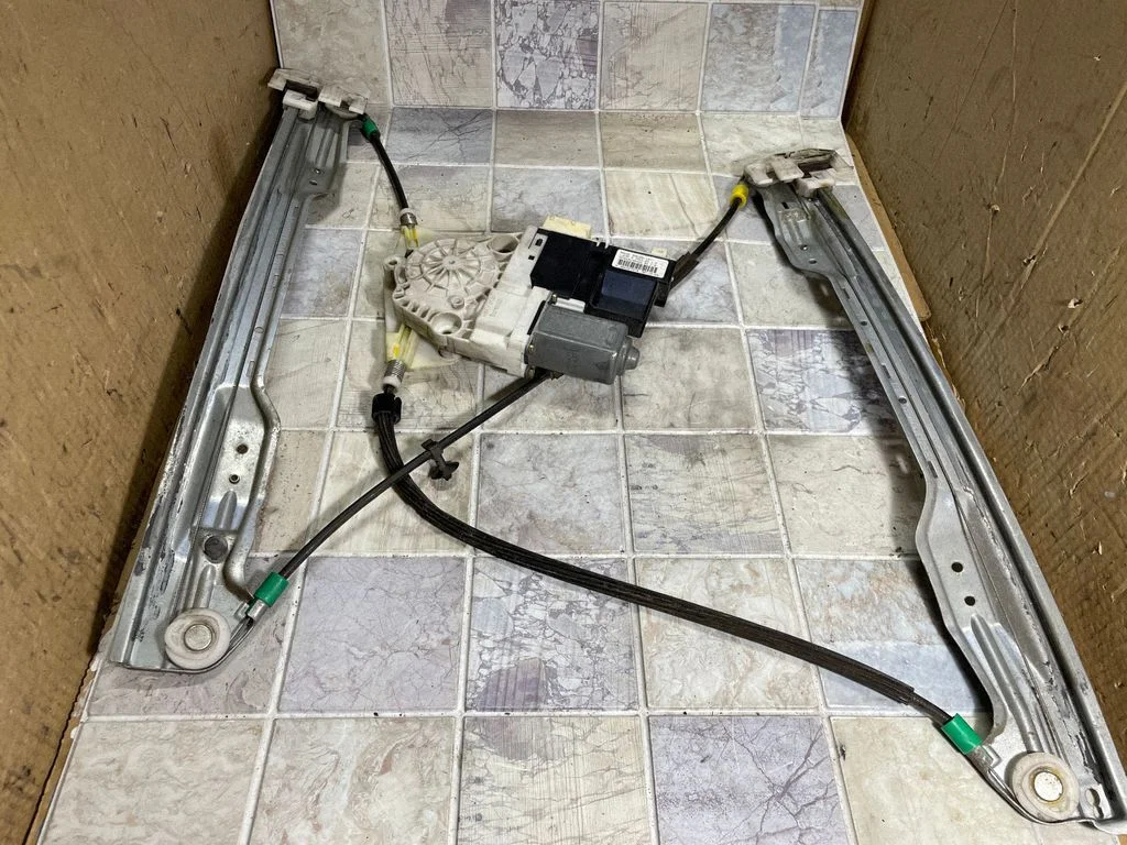 Front door window regulator with motor 996386101
