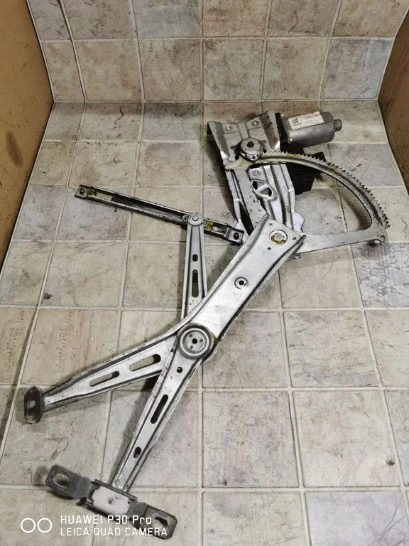 Front door window regulator with motor – Opel Zafira B (2005-2014)
