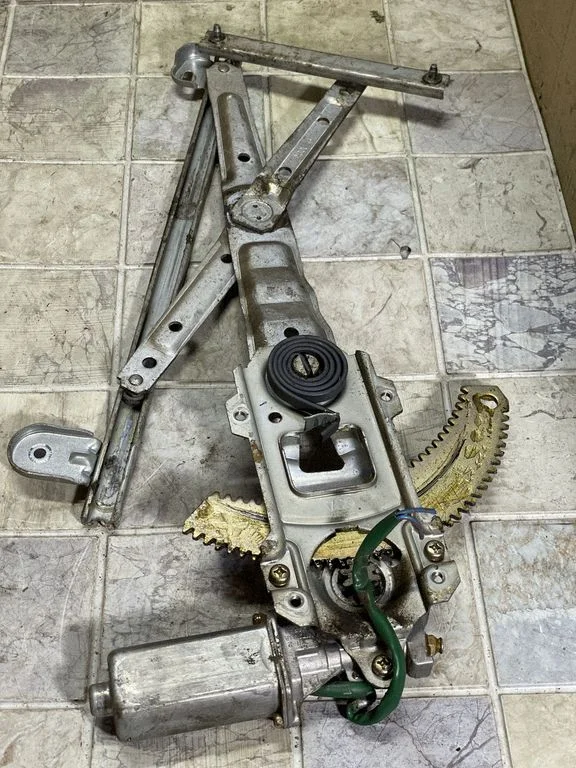 Front door window regulator with motor – front right