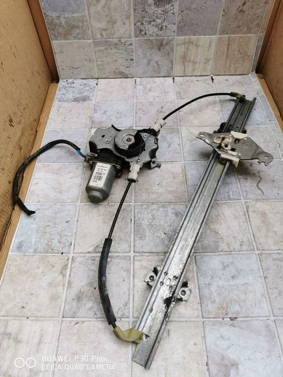 Priekšējā el. loga pacēlāja mehānisma komplekts – Nissan Almera N16 (2000-2010)