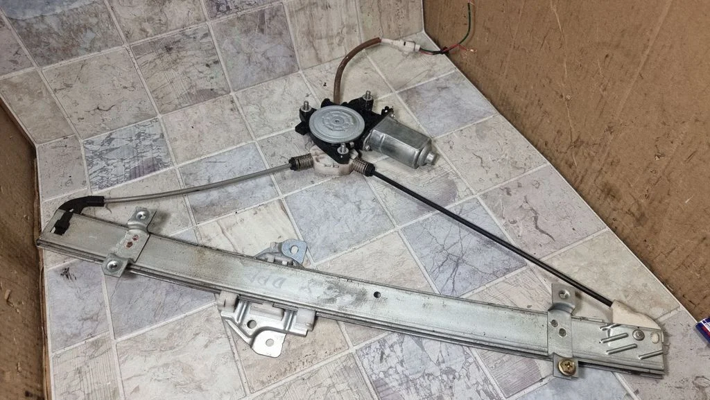 Front door window regulator with motor 8343076F10