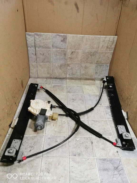 Front door window regulator with motor 7S71A23200BG