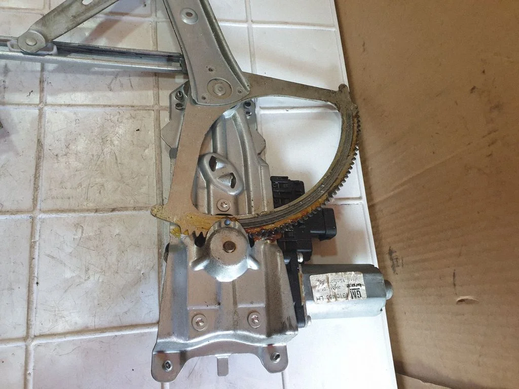 Front door window regulator with motor 13101480
