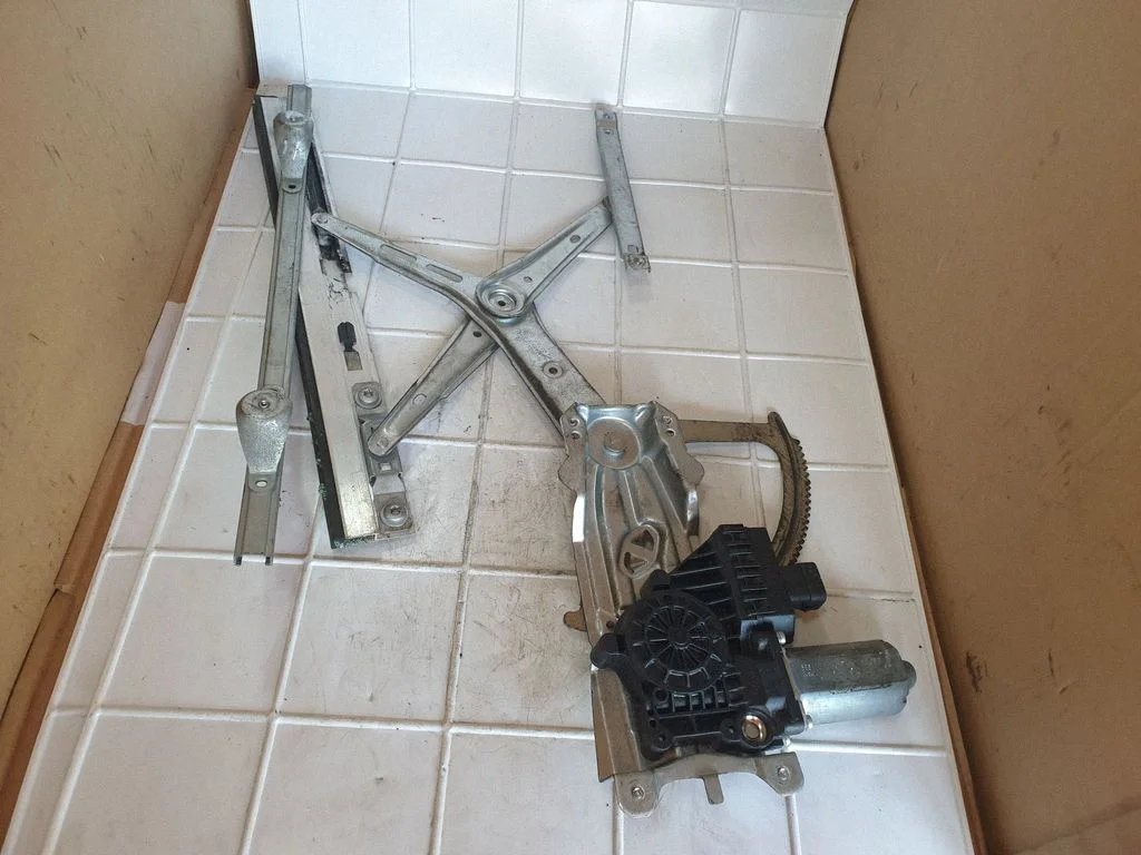 Front door window regulator with motor 0713001246